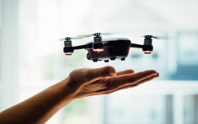 Beveiligingsdrone patrouilleert rondom woning