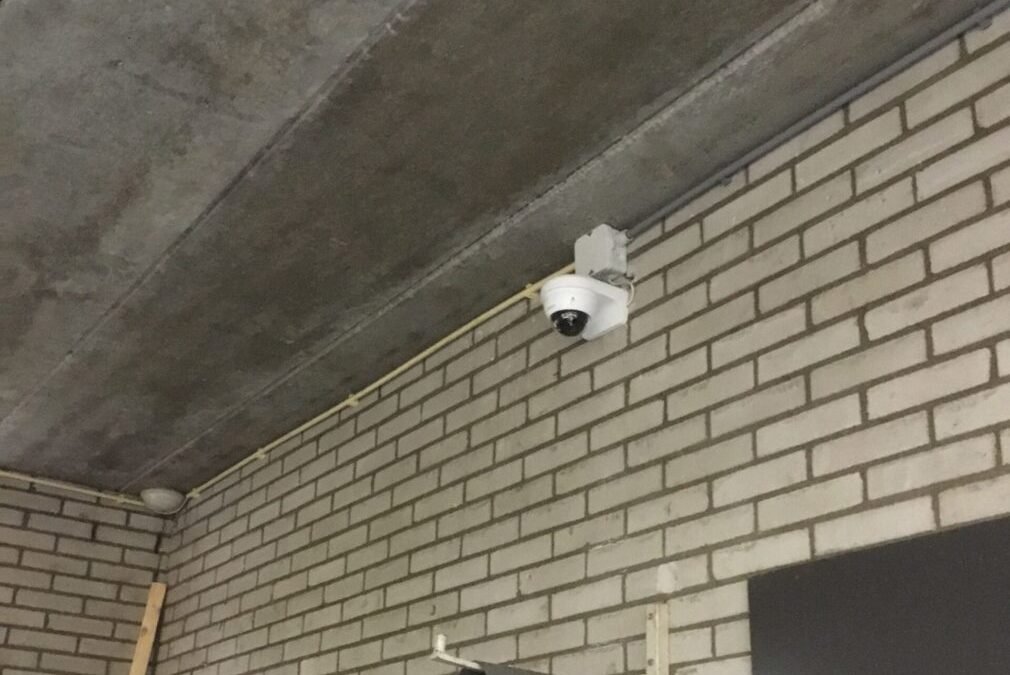 Camera beveiliging in een loods: houdt het op afstand in de gaten